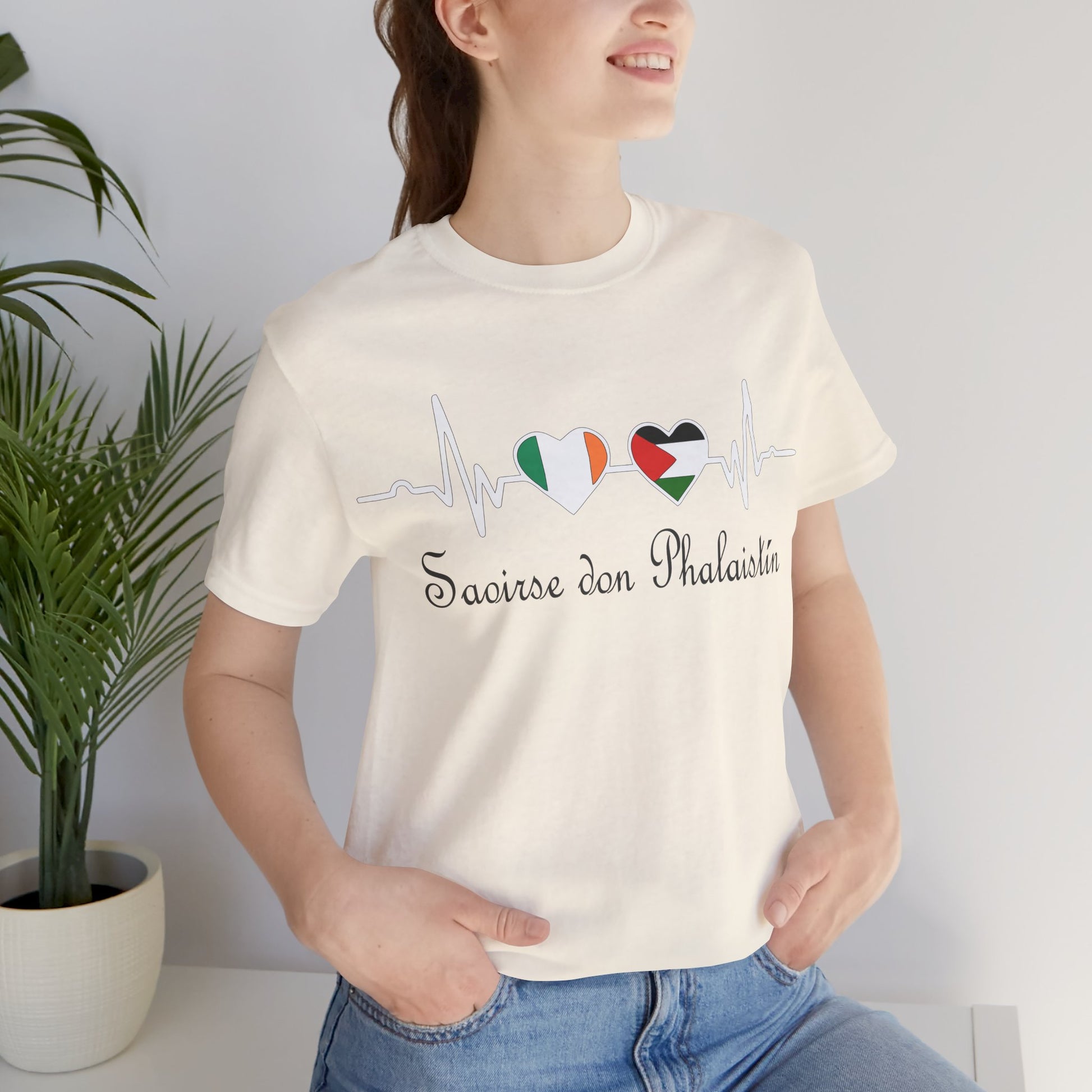 Ireland supports Palestine t-shirt with Saoirse don Phalaistín message.